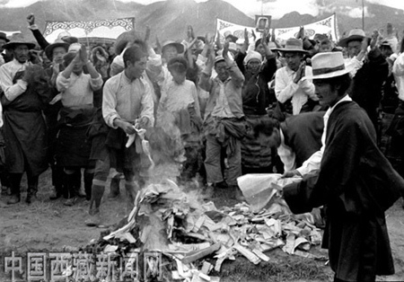 Photo shows the emancipated serfs burn land deeds to celebrate their freedom in 1959. [Xinhua photo]