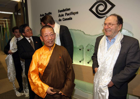 Shingtsa Tenzinchodrak (L, front), living Buddha and head of a five-member delegation of the Tibetan deputies to China's National People's Congress, talks with former Canadian Embassador to China Earl Drake during a discussion with the delegates from the Asia-Pacific Foundation of Canada in Vancouver, March 24, 2009. The delegation is now in Canada for a visit. [Xinhua photo]