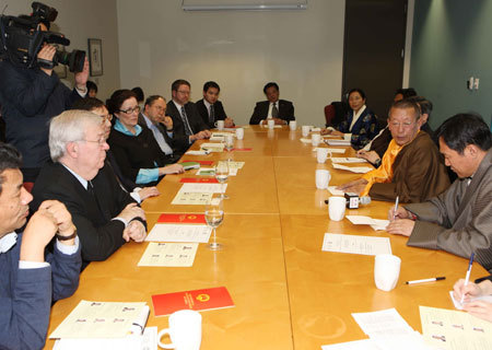 Shingtsa Tenzinchodrak (2nd R), living Buddha and head of a five-member delegation of the Tibetan deputies to China's National People's Congress, answers questions from experts during a discussion with the delegates from the Asia-Pacific Foundation of Canada in Vancouver, March 24, 2009. 