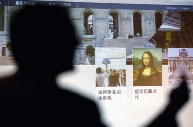 A worker at the Louvre Museum introduced the Chinese version of the Louvre Museum's website on March 10, 2009. [Xinhua]