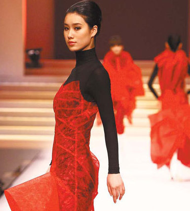 A model shows off an outfit designed by Chen Jiawei, a design student at Shenzhen University, at the China Fashion Week which started yesterday in Beijing. Simplicity is the main theme of this year's event. 