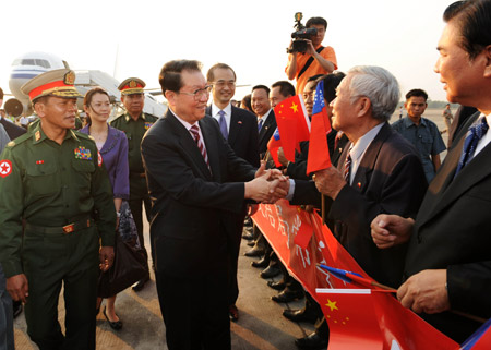 Li Changchun (C), a senior official of the Communist Party of China, arrives in Yangon of Myanmar on March 25, 2009. Li Changchun kicked off his official goodwill visit to Myanmar on Wednesday.[Xinhua] 