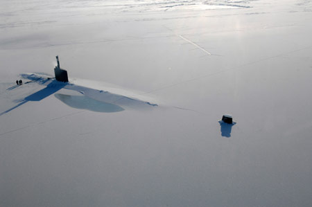  In this Saturday, March 21, 2009 photo released by the U.S. Navy, the Los Angeles-class submarine USS Annapolis is seen on the surface of the Arctic Ocean after breaking through three feet(ninety centimeters) of ice during Ice Exercise 2009, a training and research exercise.[Xinhua/AFP]