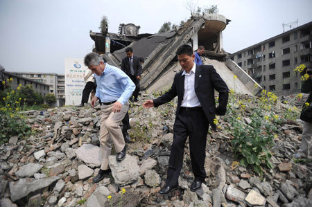 Australian Foreign Minister Stephen Smith (L) visits the site of the Tengda Club destroyed in last year's earthquake, in Dujiangyan, a city in southwest China's Sichuan Province, March 25, 2009. Stephen Smith visited Sichuan Province on Wednesday. [Jiang Hongjiang/Xinhua]