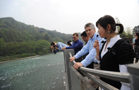 Australian Foreign Minister Stephen Smith (2nd R) visits the ancient Dujiangyan irrigation system in Dujiangyan, a city in southwest China's Sichuan Province, March 25, 2009. Stephen Smith visited Sichuan Province on Wednesday. [Jiang Hongjiang/Xinhua]