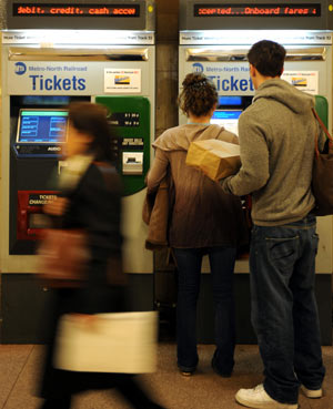 Passengers buy metro tickets at the Grand Central Terminal in New York, the United States, March 24, 2009.[Shen Hong/Xinhua]