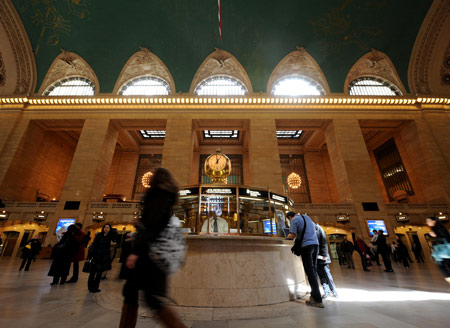 Passengers walk at the Grand Central Terminal in New York, the United States, March 24, 2009. [Shen Hong/Xinhua]