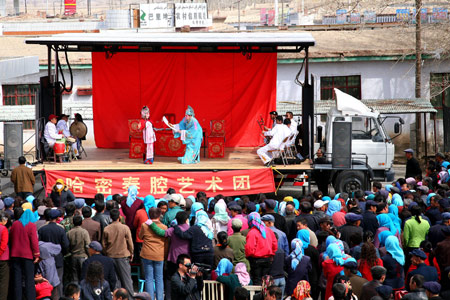 Actors of the Qin Opera Art Troupe of Hami stage performance in Dahe Township of Barkol Kazak Autonomous County, northwest China's Xinjiang Uygur Autonomous Region, March 24, 2009. 