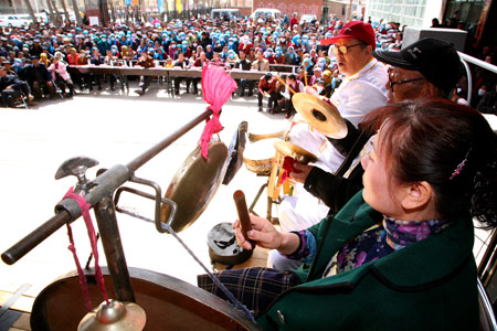 Members of the Qin Opera Art Troupe of Hami stage performance in Dahe Township of Barkol Kazak Autonomous County, northwest China's Xinjiang Uygur Autonomous Region, March 24, 2009. [Cai Zengle/Xinhua]