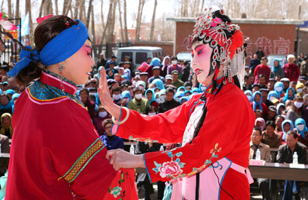 Actors of the Qin Opera Art Troupe of Hami stage performance in Dahe Township of Barkol Kazak Autonomous County, northwest China's Xinjiang Uygur Autonomous Region, March 24, 2009. [Cai Zengle/Xinhua]