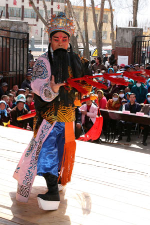 An actor of the Qin Opera Art Troupe of Hami performs Qin Opera in Dahe Township of Barkol Kazak Autonomous County, northwest China's Xinjiang Uygur Autonomous Region, March 24, 2009. [Cai Zengle/Xinhua]