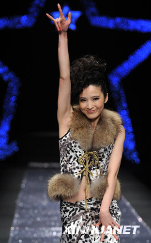 Actress Gong Beibi was the celebrity runway model for 'Be a Star-Judy G' show by designer Chen Juanhong during China International Fashion Week for fall winter 2009/10 in Beijing Wednesday, March 25 2009. [Xinhua]