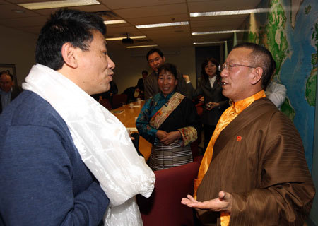 Shingtsa Tenzinchodrak (R), living Buddha and head of a five-member delegation of the Tibetan deputies to China's National People's Congress, talks with Tsering Shakya, a professor with the Asia research center of the University of British Columbia, during a discussion with the delegates from the Asia-Pacific Foundation of Canada in Vancouver, March 24, 2009. [Xinhua photo]