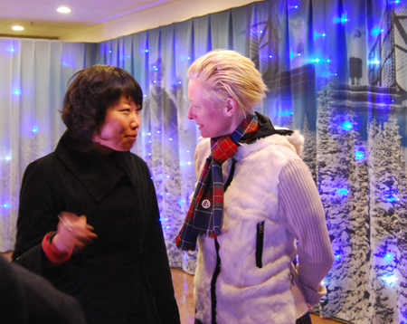 Tilda Swinto talks to a film fan at China Film Archive March 23. 