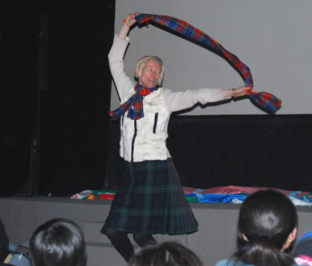  Tilda Swinton dances before film screening at China Film Archive March 23. 