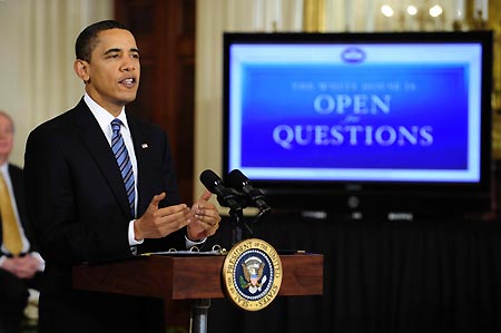 U.S. President Barack Obama on on March 16, 2009 held an interactive online meeting with ordinary citizens across the country, the first such kind of meeting in the history of the White House. [Xinhua]