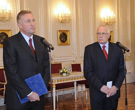 Czech President Vaclav Klaus (R) and Prime Minister Mirek Topolanek attend a joint press conference after their meeting in Praque, capital of Czech, March 26, 2009. Topolanek tendered his resignation to President Vaclav Klaus on Thursday. [Xinhua/CTK]