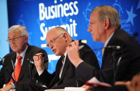 Gunter Verheugen (C), European Commission vice president responsible for enterprise and industry policy, addresses the 7th European Business Summit in Brussels, capital of Belgium, on March 26, 2009. The two-day summit kicked off on Thursday.[Xinhua]