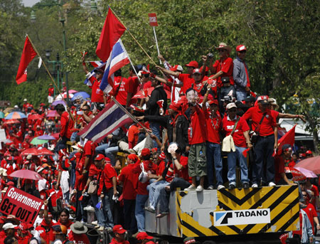 Supporters of former Thai Prime Minister Thaksin Shinawatra gather at the Government House in Bangkok March 26, 2009. Thousands of protesters rallied in Bangkok on Thursday, demanding Thai Prime Minister Abhisit Vejjajiva resign as he launched a campaign to help low-income workers with cash handouts in a looming recession. [Xinhua/Reuters]