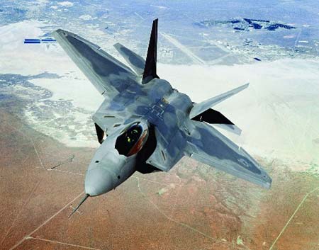 A U.S. F-22 Raptor fighter flies near California. A Lockheed Martin test pilot was killed when his F-22 fighter jet crashed on a flight near Edwards Air Force Base in Southern California on March 25, 2009. [Xinhua/AFP] 