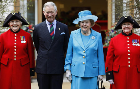 Britain's Prince Charles (2nd L) and former Prime Minister Margaret Thatcher (2nd R) pose with Chelsea pensioners as they attend the opening of a new infirmary at the Royal Hospital Chelsea in London March 25, 2009.[Xinhua/Reuters]