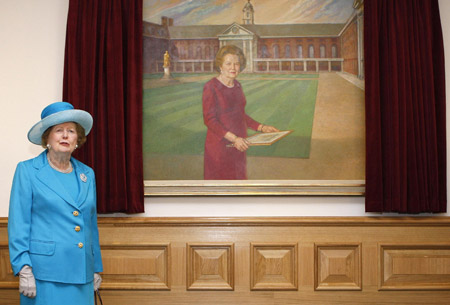 Britain's former Prime Minister Margaret Thatcher poses for photographers after unveiling a portrait of herself during the opening of a new infirmary at the Royal Hospital Chelsea in London March 25, 2009.[Xinhua/Reuters]