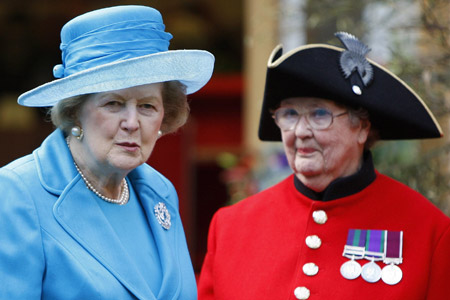  Britain's former Prime Minister Margaret Thatcher (L) walks past Chelsea pensioner Dorothy Hughes during the opening of a new infirmary at the Royal Hospital Chelsea in London March 25, 2009.[Xinhua/Reuters]