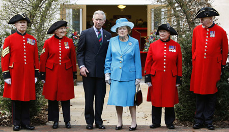 Britain's Prince Charles (3rd L) and former Prime Minister Margaret Thatcher pose with Chelsea pensioners as they attend the opening of a new infirmary at the Royal Hospital Chelsea in London March 25, 2009.[Xinhua/Reuters]