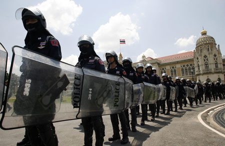 Riot police form up at the Government House as supporters of former Thai Prime Minister Thaksin Shinawatra gather in Bangkok March 26, 2009.[Xinhua/Reuters]
