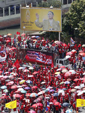  Supporters of former Thai Prime Minister Thaksin Shinawatra take part in a protest march to the Government House in Bangkok March 26, 2009.[Xinhua/Reuters]