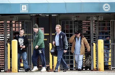 General Motors assembly workers leave the GM Powertrain plant at the end of their shift in Warrren, Michigan March 26, 2009. GM said on Thursday that 7,500 of its U.S. factory workforce represented by the United Auto Workers union accepted buy out offers to leave the struggling automaker's payroll. [Xinhua/Reuters]