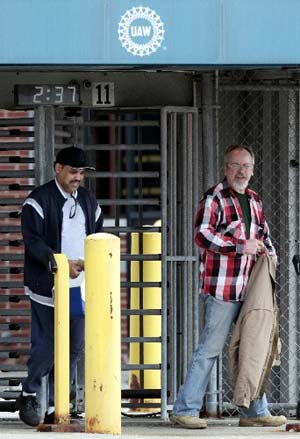 General Motors assembly workers leave the GM Powertrain plant at the end of their shift in Warrren, Michigan March 26, 2009. GM said on Thursday that 7,500 of its U.S. factory workforce represented by the United Auto Workers union accepted buy out offers to leave the struggling automaker's payroll.[Xinhua/Reuters]