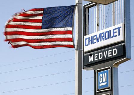 A U.S. flag flies in front of a broken sign at a General Motors dealer in Denver in this February 26, 2009 file photo. [Xinhua/Reuters]