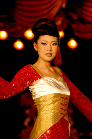 A model presents a modern wedding dress during the First Dalian Wedding Expo in Dalian city of northeast China's Liaoning Province, March 25, 2009. The First Dalian Wedding Expo kicked off on Wednesday with wedding dresses, jewelry and related services on show.[Yao Jianfeng/Xinhua]