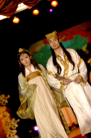 Models present ancient-style wedding dresses during the First Dalian Wedding Expo in Dalian city of northeast China's Liaoning Province, March 25, 2009.[Yao Jianfeng/Xinhua]