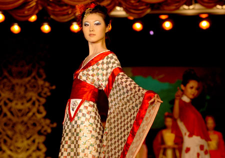 A model presents a modern wedding dress during the First Dalian Wedding Expo in Dalian city of northeast China's Liaoning Province, March 25, 2009.[Yao Jianfeng/Xinhua]