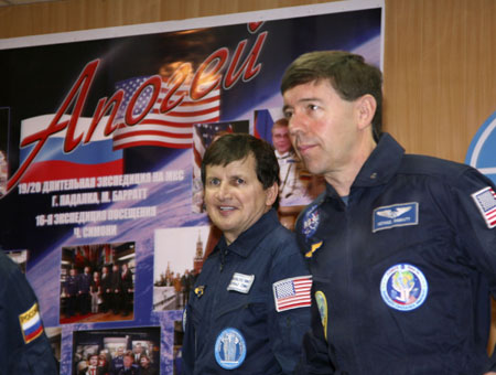 U.S. entrepreneur Charles Simonyi (L) and U.S. astronaut Michael Barratt talk at Baikonur cosmodrome March 25, 2009. The Soyuz TMA-14 spacecraft is scheduled to take Simonyi, Barratt and Russian cosmonaut Gennady Padalka to the International Space Station (ISS) on Thursday. [Xinhua/Reuters] 