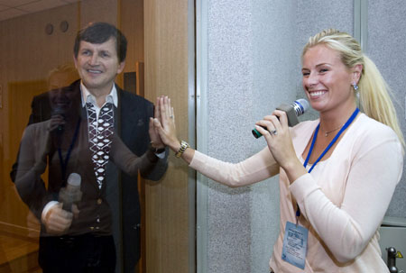 U.S. software pioneer Charles Simonyi meets his wife Lisa Persdotter at the Baikonur cosmodrome in Kazakhstan March 25, 2009.[Xinhua/Reuters]