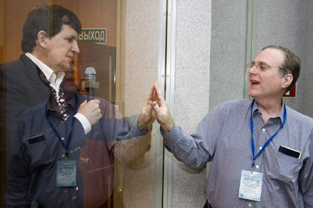 U.S. entrepreneur Charles Simonyi (L) meets his friend, Microsoft co-founder Paul Allen at the Baikonur cosmodrome March 25, 2009. [Xinhua/Reuters]