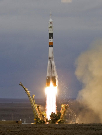 The Russian Soyuz TMA-14 spacecraft carrying the crew of US entrepreneur Charles Simonyi, Russian cosmonaut Gennady Padalka and US astronaut Michael Barratt blasts off from the Baikonur cosmodrome March 26, 2009. [China Daily/Agencies]