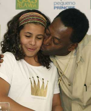 Brazilian soccer legend Pele kisses a patient at the Pequeno Principe (Little Prince) Children's Hospital in the southern Brazilian city of Curitiba March 26, 2009. [Xinhua/Reuters]