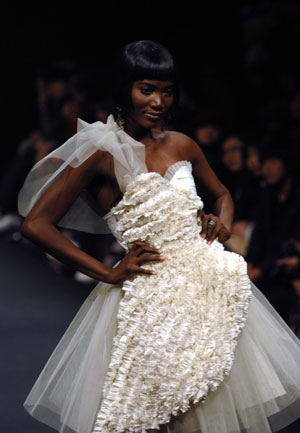 A model presents a creation by students of Tsinghua University at a fashion show of graduation designs during 2009 China Fashion Week held in Beijing, capital of China, March 25, 2009. [Fan Jian'en/Xinhua]