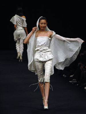 Models present creations by students of Tsinghua University at a fashion show of graduation designs during 2009 China Fashion Week held in Beijing, capital of China, March 25, 2009.[Fan Jian'en/Xinhua]