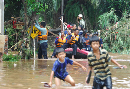 Rescuers search for survivors in the flood-hit area in the outskirts of Jakarta, Indonesia, March 27, 2009. The dam burst in Ciputat, South Tangerang on the outskirts of Jakarta early Friday morning has caused at least 31 people dead and tens of local residents missing.[Yue Yuewei/Xinhua]