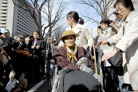 Eighty-three-year-old Chen Jinyu (C in front), a sex slave for Japanese soldiers in World War Two, is surrounded by reporters and supporters outside of the Tokyo High Court in Japan, March 26, 2009. On behalf of all Chinese sex slaves for Japanese soldiers in World War Two, Chen arrived in Japan to attend the second trial at the Tokyo High Court on a suit of Chinese sex slaves in Hainan but failed in the case.