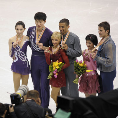 Silver medallists Zhang Dan and Zhang Hao of China (L), gold medallists Aliona Savchenko and Robin Szolkowy of Germany (C) and bronze medallists Yuko Kavaguti and Alexander Smirnov of Russia (R) show their medals after the awarding ceremony in the 2009 ISU World Figure Skating Championships in Los Angeles, California, the United States, March 25, 2009.[Xinhua/Qi Heng]