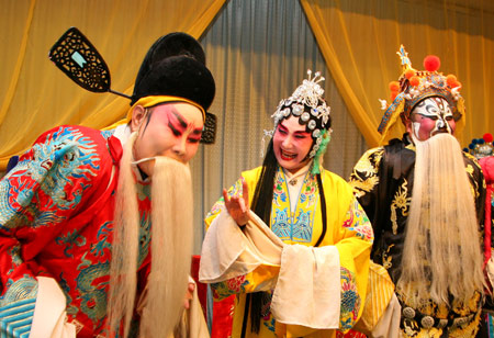 Actors of the Qin Opera Art Troupe of Hami stage performance in a theater of Hami, northwest China&apos;s Xinjiang Uygur Autonomous Region, March 18, 2009. [Photo: Xinhua] 