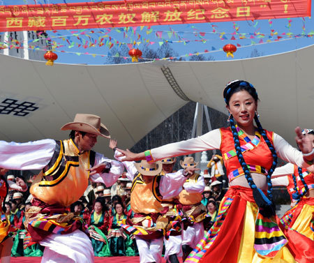 Artists perform during an artistic show in Lhasa, capital of southwest China's Tibet Autonomous Region, March 26, 2009. The first vocal concert entitled 'Revolutionary Songs' was held in Lhasa Thursday to celebrate the forthcoming Serfs Emancipation Day which falls on March 28. [Xinhua photo]