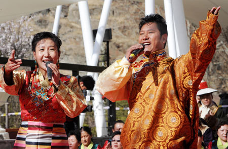Tibetan artists perform singing during an artistic show in Lhasa, capital of southwest China's Tibet Autonomous Region, March 26, 2009. [Xinhua photo]