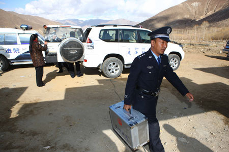 A court policeman prepares for a trial held by the mobile court at a village in Dagze County, southwest China's Tibet Autonomous Region, March 26, 2009.( [Xinhua photo]